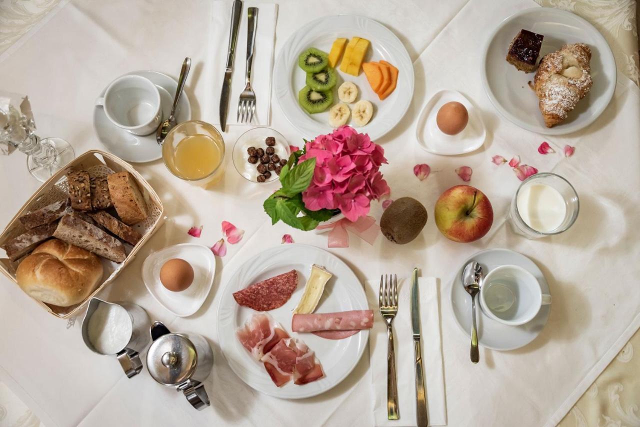 Hotel Weisse Lilie - B&B リオ・ディ・プステリーア エクステリア 写真